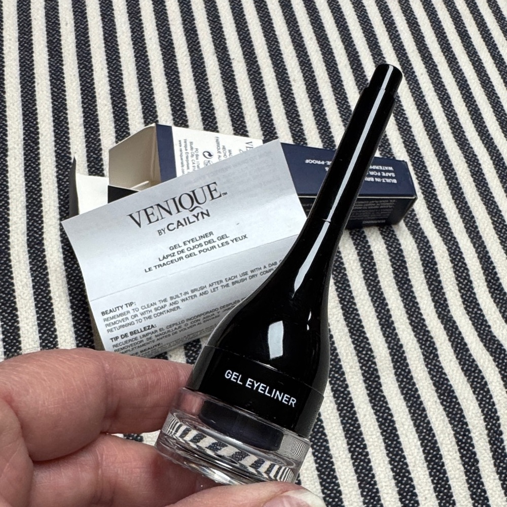 Venique Eyeliner Waterproof Gel by Cailyn